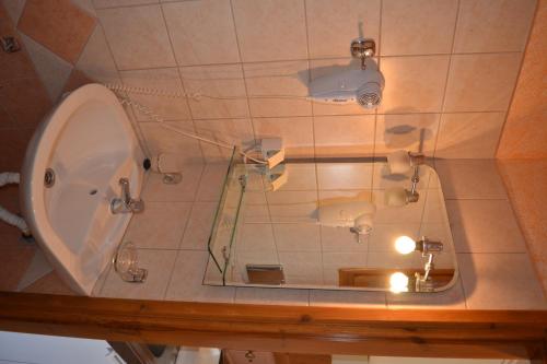 La salle de bains est pourvue d'une baignoire, d'un lavabo et d'un miroir. dans l'établissement Liofos Studios, à Kalamitsi