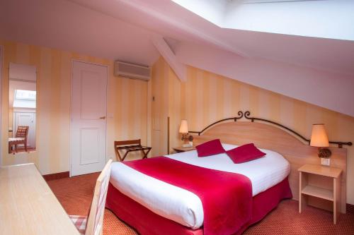 Ένα ή περισσότερα κρεβάτια σε δωμάτιο στο Hotel Delambre