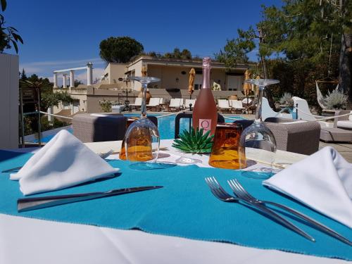 a table with a blue table cloth and wine bottles at Hotel Orsa Maggiore in Anacapri