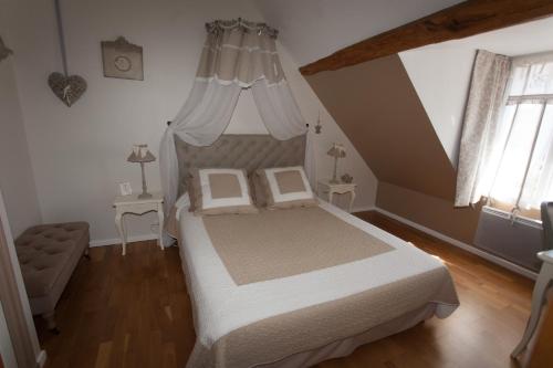 una camera con un grande letto a baldacchino di Les Jarrieres a Dame-Marie-les-Bois