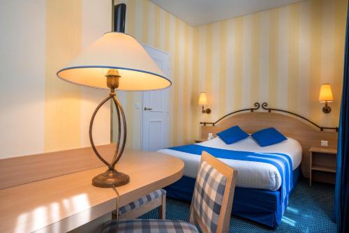 Ένα ή περισσότερα κρεβάτια σε δωμάτιο στο Hotel Delambre