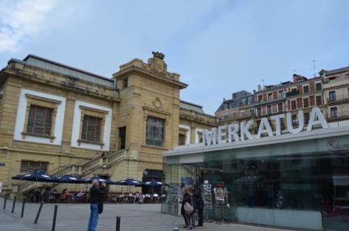 a building with a sign that reads merkala in front at Apartamento Urumea in Donostia-San Sebastián