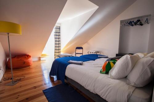 una camera da letto con un grande letto in mansarda di Penthouse Lisboa 204 a Lisbona