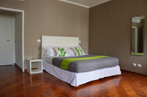 1 dormitorio con 1 cama y suelo de madera en Acque del Velino B&B, en Rieti