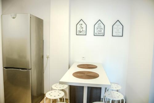 een keuken met een aanrecht en een koelkast bij Apartament Centrum Harcerska in Gdynia