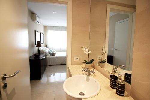 a bathroom with a sink and a toilet in a room at Increible apartamento a 2 minutos de la playa de MembrilloSuites in Playa Paraiso