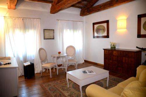 a living room with a couch and a table at Villa Foscarini Cornaro in Gorgo al Monticano