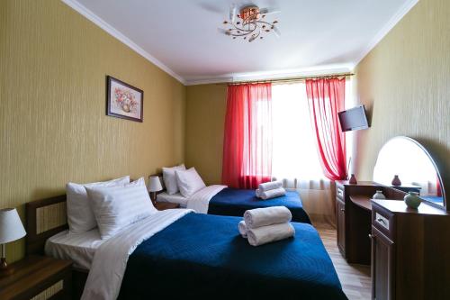 モスクワにあるLux Apartments - Shmitovsky proezdのベッド2台と窓が備わるホテルルームです。