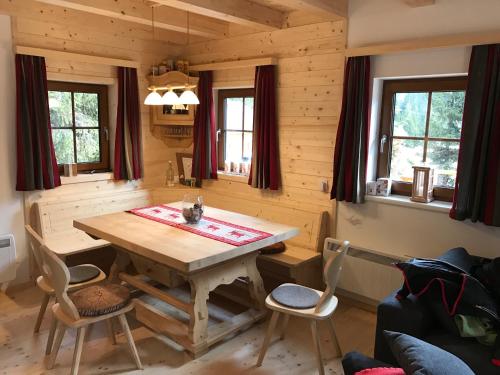 Un lugar para sentarse en Almhaus & Almchalet Flattnitz