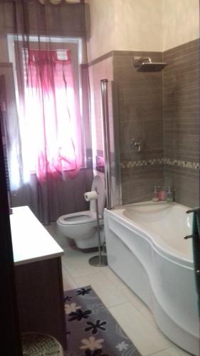 Ванна кімната в Appartamento con giardino privato
