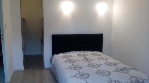 マルセイユにあるle Galinierのベッドルーム1室(ベッド1台、壁に照明2つ付)