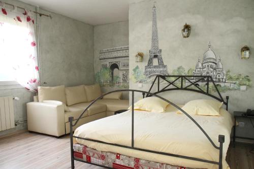 Tempat tidur dalam kamar di Hotel Restaurant Champ Alsace