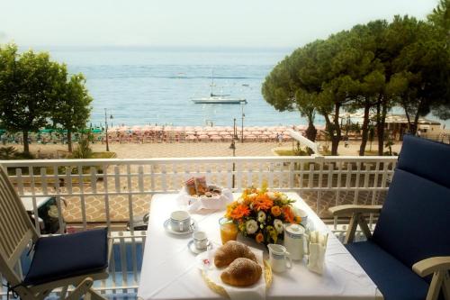 a table with food and a view of the beach at Hotel Pensione Reale in Maiori