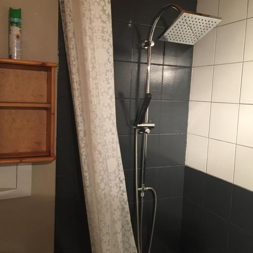 une douche avec pommeau de douche dans une salle de bain dans l'établissement les Arcs 1800, à Bourg-Saint-Maurice