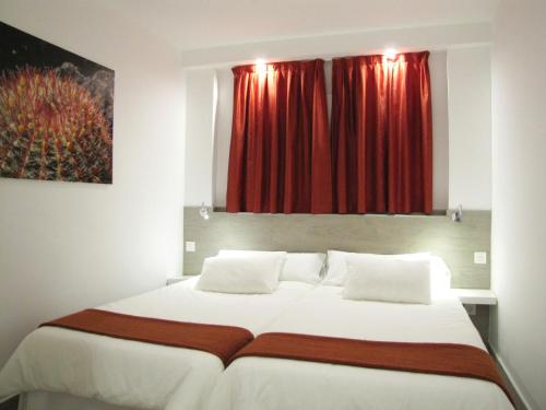 A bed or beds in a room at Bungalows Playa Limones