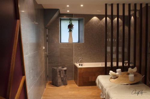 Et badeværelse på Logis Hostellerie des Clos et restaurant Bistrot des grands crus