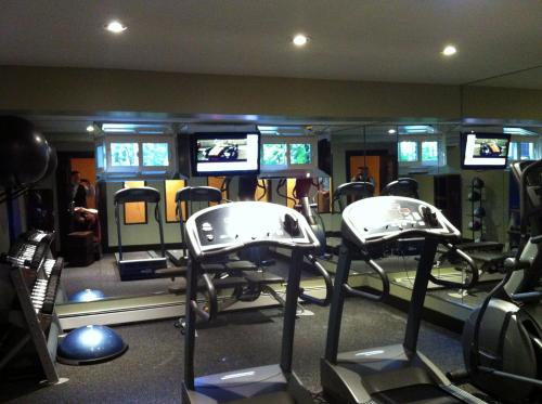 Fitness centrum a/nebo fitness zařízení v ubytování The Hotel on Pownal