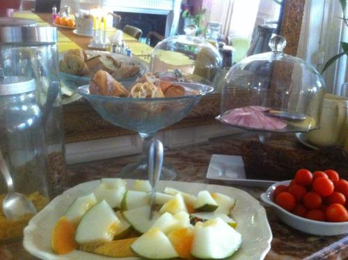 - une table avec une assiette de nourriture et un verre de vin dans l'établissement A Room In Paris, à Paris
