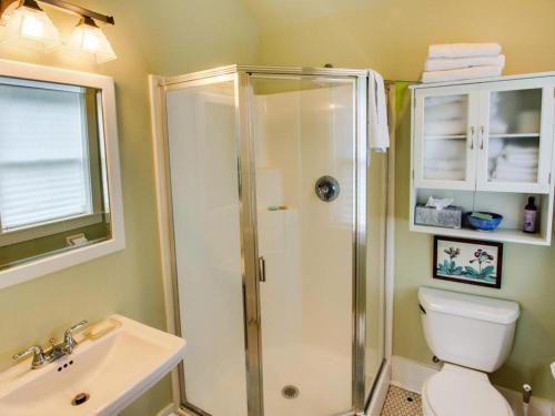 Vonios kambarys apgyvendinimo įstaigoje Whispering Pines Retreat