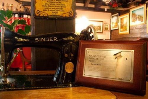 a sewing machine sitting on top of a table at Hotel Makin in Novigrad Istria