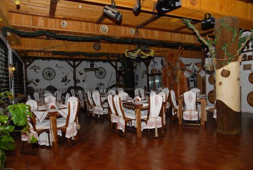 a dining room with tables and chairs in a room at Туристично розважальний комплекс "Стіжок" in Berehomet