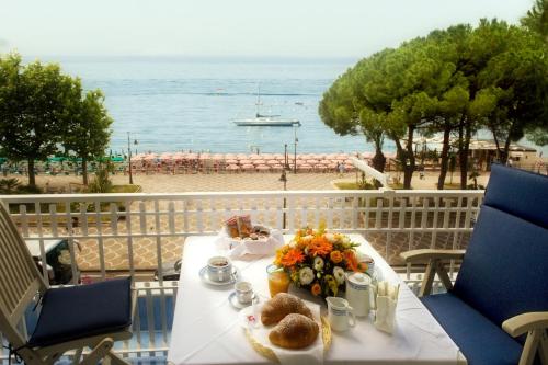 a table with food and a view of the beach at Hotel Pensione Reale in Maiori