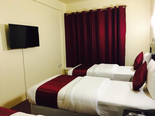 Ліжко або ліжка в номері Simba Hotel