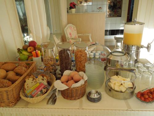 una encimera con cestas de comida y fruta en Hotel Gode Wind, en Kiel