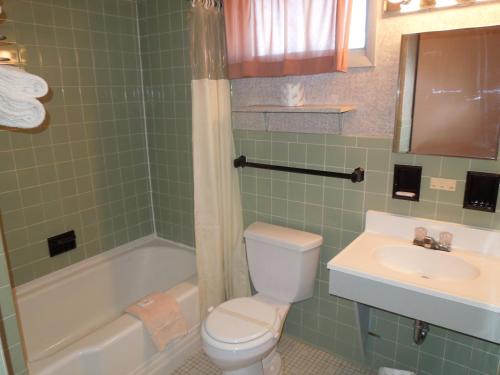 Ett badrum på Red Carpet Inn Niagara Falls