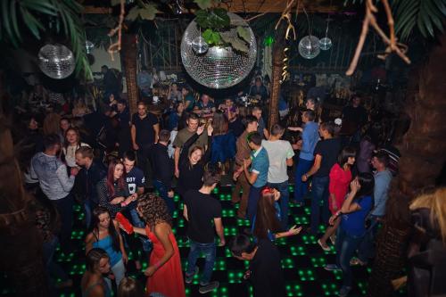 a crowd of people dancing at a party at Туристично розважальний комплекс "Стіжок" in Berehomet