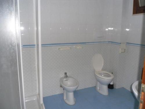 マルティンシクーロにあるAppartamento Capriのバスルーム(トイレ、ビデ付)