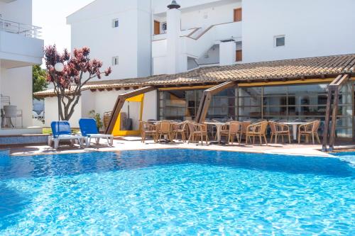 The swimming pool at or close to Aparthotel Flora