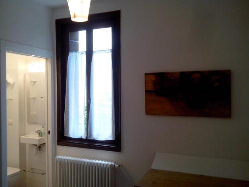 bagno con finestra, lavandino e specchio di Maison Sant'Elena a Venezia