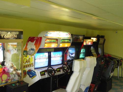 a row of video game machines in a room at Wildwood Inn in Florence