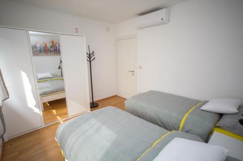 sala de estar con sofá y espejo en Apartment Jasna en Zagreb