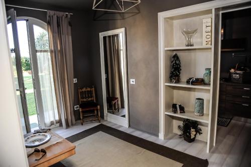 a living room with a mirror and a chair at Cevoli Country Resort in Lari