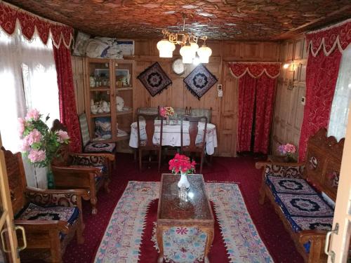 Ένα ή περισσότερα κρεβάτια σε δωμάτιο στο House Boat Hardy Palace