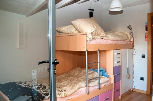 een kamer met 2 stapelbedden in een kamer bij Casa Ruiz in Ayerbe