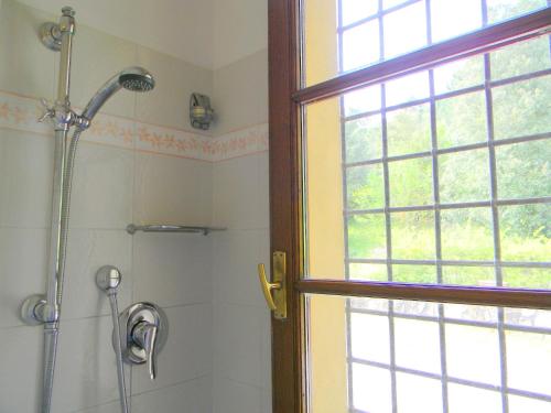 baño con ducha y ventana en Appartamenti Avanella a 150 mt dalla piscina 150 mt from swimming pool, en Certaldo