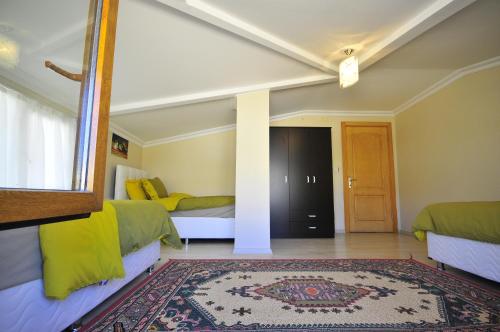イスタンブールにあるKaya Apart Exclusiveのベッドルーム1室(ベッド2台、鏡付)