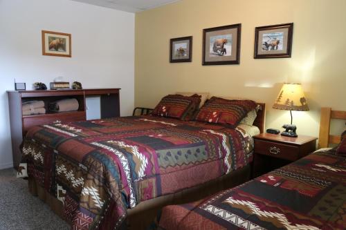 1 dormitorio con 2 camas y una lámpara en una mesa en House on the Rock B&B, en Valdez