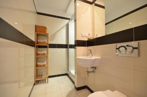 コウォブジェクにあるアパルタメント バータ ジロン タラシのバスルーム(トイレ、洗面台付)