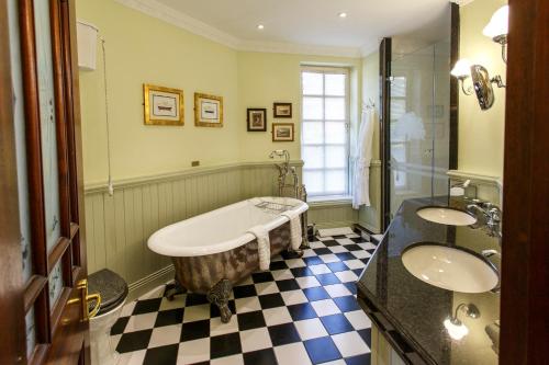 Hardwick Hall Hotel tesisinde bir banyo