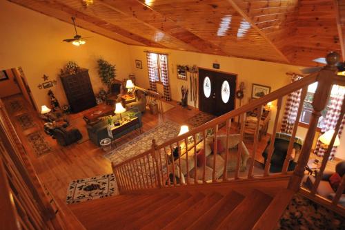 an overhead view of a living room with a wooden ceiling at Berry Springs Lodge in Sevierville