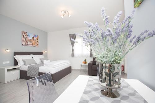 En eller flere senge i et værelse på Villa Apartments Art