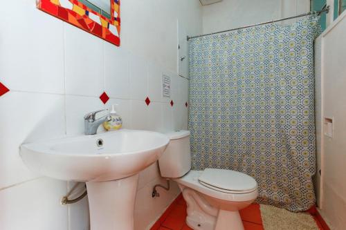 Kylpyhuone majoituspaikassa Hostal Casa Verde Limón