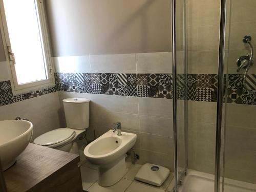 アーチ・トレッツァにあるCasa Miràのバスルーム(トイレ、洗面台、シャワー付)