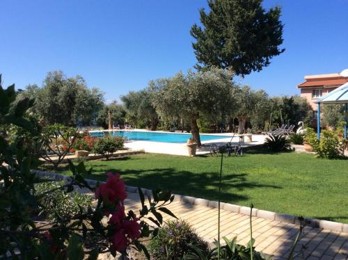 La alberca dentro o cerca de Olive Garden
