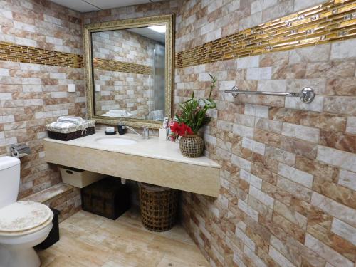 A bathroom at Avrora Luxury Apartment