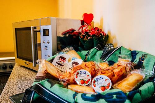 una pila de comida sentada frente a un microondas en Kalsa Apartment, en Palermo